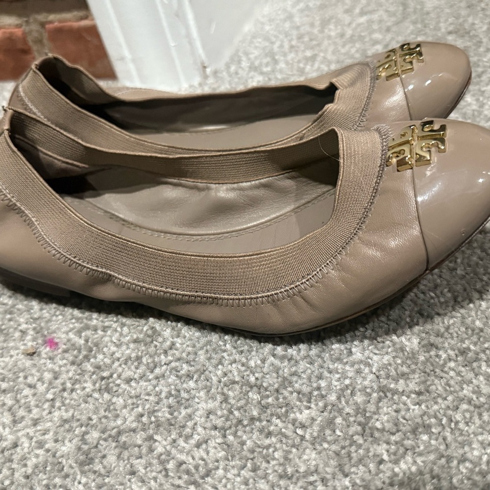 Tory Burch‎ Women's Beige Ballet Flats with Gold Logo - Picture 2 of 6